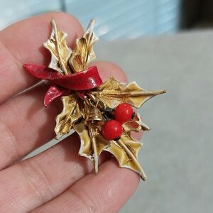 Vintage Christmas Holly brooch